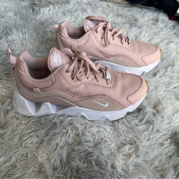 Blush pink Nike air maxes - Picture 3 of 3